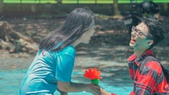 Pacaran: Topik yang Tak Pernah Lolos di Ruang Tamu