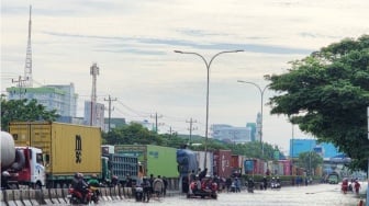 Banjir Kaligawe Bikin Semarang Macet Total, Ekor Antrean Kendaraan Mengular Panjang