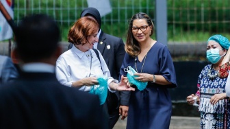 Ibu Negara Brazil Janja Da Silva (kedua kanan) keluar ruangan usai melihat dapur SPPG Halim 02, Jakarta, Jumat (24/10/2025). [ANTARA FOTO/Asprilla Dwi Adha/YU]