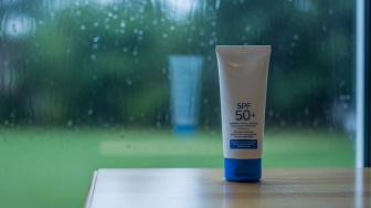 Kenapa Musim Hujan Tetap Harus Pakai Sunscreen? Begini Penjelasan Dokter
