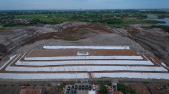 Foto udara tumpukan sampah yang dilapisi dengan tanah dan geotextile di TPA Jatiwaringin Kabupaten Tangerang, Banten, Jumat (24/10/2025). [ANTARA FOTO/Putra M. Akbar/foc]