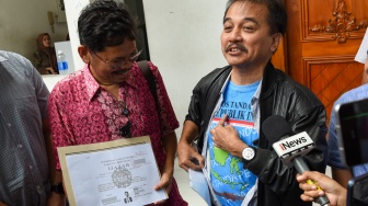 Pakar Telematika Roy Suryo (kanan) bersama Pengamat Kebijakan Publik Bonatua Silalahi (kiri) memperlihatkan salinan foto copy ijazah presiden ke-7 RI Joko Widodo yang dilegalisir ketika mendaftar sebagai capres pada Pemilu 2014 di Komisi Pemilihan Umum (KPU), Jakarta, Jumat (24/10/2025). [ANTARA FOTO/Indrianto Eko Suwarso/foc]