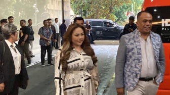Diperiksa Perdana Jadi Tersangka, Lisa Mariana Pamer Senyum dan Gaun Elegan