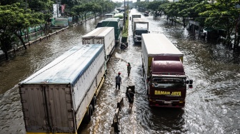 Hari Ketiga Banjir Masih Genangi Jalur Pantura Semarang
