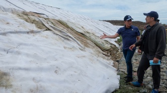 Menteri Lingkungan Hidup Hanif Faisol Nurofiq (kiri) melihat tumpukan sampah yang ditutupi geotextile saat melakukan kunjungan di TPA Jatiwaringin Kabupaten Tangerang, Banten, Jumat (24/10/2025). [ANTARA FOTO/Putra M. Akbar/foc]