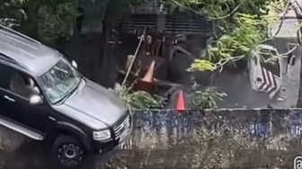 Gagal Dievakuasi, Mobil SUV Hitam Malah Tercebur di Aliran Sungai Daan Mogot Kebon Jeruk