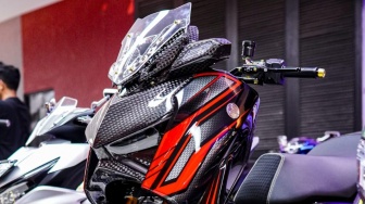 Intip Modifikasi Hedon Yamaha XMAX Berkonsep Black Mamba