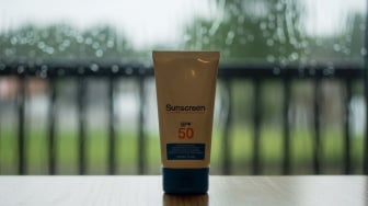 Apakah Musim Hujan Tetap Butuh Sunscreen? Ini 7 Rekomendasi Produknya yang Tidak Lengket Terkena Air