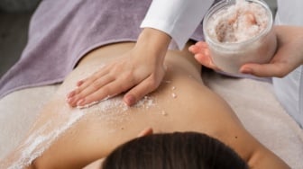 Panduan Body Scrub untuk Pemula: Kulit Sensitif Pun Bisa Glowing Loh