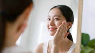 Biar Muka Putih Glowing Pakai Apa? Ini 5 Produk Skincare yang Bisa Membantu