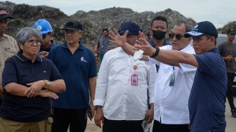 Menteri Lingkungan Hidup Hanif Faisol Nurofiq (kanan) meninjau lokasi yang akan dibangun proyek Pengolahan Sampah Energi Listrik (PSEL) saat melakukan kunjungan di TPA Jatiwaringin Kabupaten Tangerang, Banten, Jumat (24/10/2025). [ANTARA FOTO/Putra M. Akbar/foc]