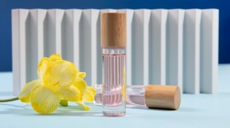 10 Parfum Tahan Lama yang Aman Dibawa di Kabin Pesawat untuk Pria dan Wanita