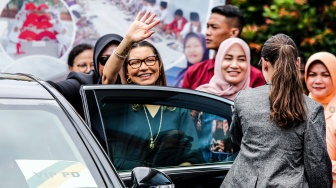 Ibu Negara Brazil Janja Da Silva (kiri) melambaikan tangan usai melihat proses Makan Bergizi Gratis di SD Angkasa 05 Halim, Jakarta, Jumat (24/10/2025). [ANTARA FOTO/Asprilla Dwi Adha/YU]