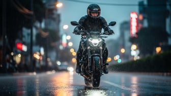 6 Jurus Anti Celaka Berkendara Motor untuk Taklukan Hujan Deras, Bikers Wajib Tahu