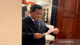 Siswa Sekolah Rakyat Diam-diam Surati Prabowo, Seskab Teddy Bongkar Isi Suratnya!