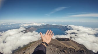 9 Prompt Gemini AI Foto ala Pendaki Gunung, Visual Keren Dijamin Realistis