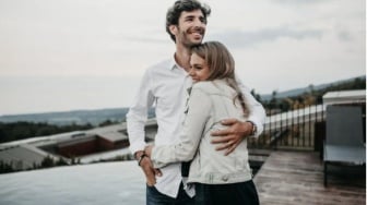 Nggak Ribet Kok! Ini 6 Cara Simpel yang Bikin Perempuan Merasa Sangat Dicintai