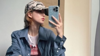 Anti Mati Gaya! Intip 5 Ide Mirror Selfie ala Zhao Lusi yang Bisa Kamu Tiru