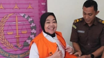 Senyum Lebar Heni Mulyani, Mantan Kades di Sukabumi yang Tilep Uang Rakyat Rp500 Juta