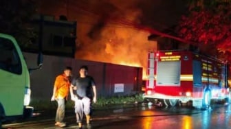 Kebakaran Gudang Limbah B3 Sebar 'Jejak Hitam' di Permukiman, Nasib Warga Terancam?