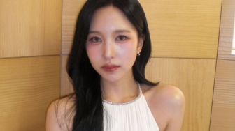 Effortlessly Feminine! 4 Padu Padan OOTD ala Mina TWICE yang Bisa Kamu Tiru