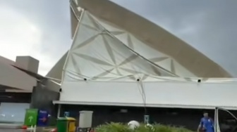 Detik-detik Atap Lapangan Padel Taman Vila Meruya Ambruk Diterjang Badai Jakarta