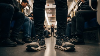 Rekomendasi 5 Sepatu Lokal Harga Rp200 Ribuan: Nyaman, Nggak Bikin Pegal saat Berdiri di KRL