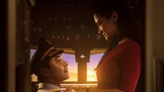 Sinopsis Film Penerbangan Terakhir: Cinta, Godaan, dan Gairah di Balik Kokpit