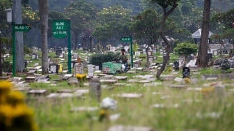 Suasana area pemakaman di TPU Menteng Pulo, Jakarta, Senin (27/10/2025). [Suara.com/Alfian Winanto]