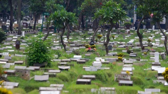Suasana area pemakaman di TPU Menteng Pulo, Jakarta, Senin (27/10/2025). [Suara.com/Alfian Winanto]