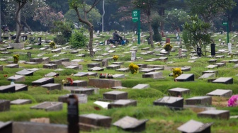 Suasana area pemakaman di TPU Menteng Pulo, Jakarta, Senin (27/10/2025). [Suara.com/Alfian Winanto]