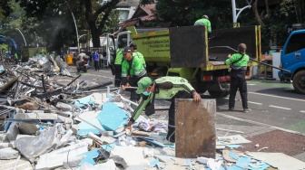 Petugas membongkar kios di Pasar Hewan Barito, Jakarta, Senin (27/10/2025). [Suara.com/Alfian Winanto]