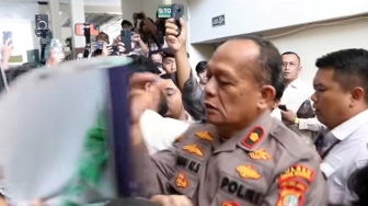 Ricuh di PN Jaksel: Polisi dan Pendukung Aktivis Khariq Anhar Saling Dorong Rebut Poster