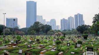 Suasana area pemakaman di TPU Menteng Pulo, Jakarta, Senin (27/10/2025). [Suara.com/Alfian Winanto]