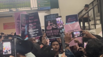 Praperadilan Delpedro Ditolak, Pendukung Beri Kartu Merah ke Hakim: Bebaskan Kawan Kami!