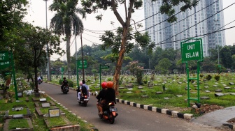 Suasana area pemakaman di TPU Menteng Pulo, Jakarta, Senin (27/10/2025). [Suara.com/Alfian Winanto]