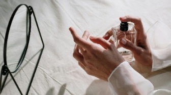 Catat, Ini 7 Titik Tubuh yang Perlu Disemprot Parfum agar Wangi Seharian