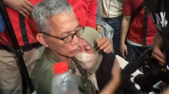 Tangis Histeris Ibunda Pecah di Pengadilan Usai Praperadilan Delpedro Ditolak