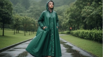 5 Jas Hujan Muslimah: Stylish tapi Tetap Syar'i, Cocok untuk Hijabers di Musim Hujan