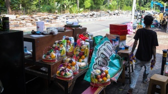 Pedagang membongkar kandang hewan yang dijual di Pasar Hewan Barito, Jakarta, Senin (27/10/2025). [Suara.com/Alfian Winanto]