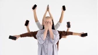 FOMO: Penyakit Generasi Z yang Bikin Stres dan Kehilangan Diri Sendiri