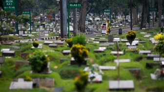 Suasana area pemakaman di TPU Menteng Pulo, Jakarta, Senin (27/10/2025). [Suara.com/Alfian Winanto]