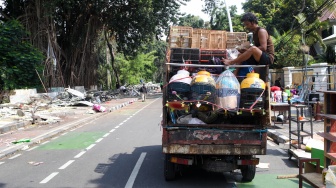 Pedagang membongkar kandang hewan yang dijual di Pasar Hewan Barito, Jakarta, Senin (27/10/2025). [Suara.com/Alfian Winanto]