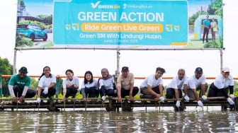 Green SM Tanam 1000 Pohon Mangrove di Pantai Bahagia Bekasi