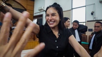 Artis Nikita Mirzani menyalami penggemarnya usai menjalani sidang pembacaan putusan di Pengadilan Negeri Jakarta Selatan, Jakarta, Selasa (28/10/2025). [ANTARA FOTO/Ika Maryani/hma/bar]