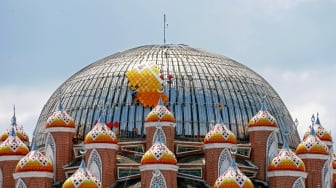 Pekerja menyelesaikan rehabilitasi atap Masjid 99 Kubah di kawasan Center Point of Indonesia (CPI), Makassar, Sulawesi Selatan, Selasa (28/10/2025). [ANTARA FOTO/Hasrul Said/tom]