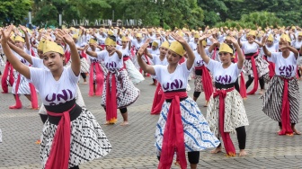 Sejumlah pelajar menampilkan tari kolosal Jaipong Galuh Rahayu pada Festival Konservasi dan Budaya Universitas Galuh (Unigal) di Alun-alun Ciamis, Jawa Barat, Selasa (28/10/2025). [ANTARA FOTO/Adeng Bustomi/bar]