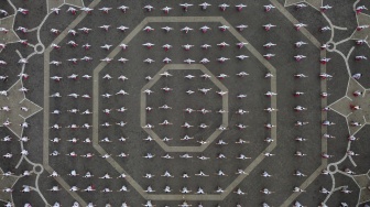 Foto udara sejumlah pelajar menampilkan tari kolosal Jaipong Galuh Rahayu pada Festival Konservasi dan Budaya Universitas Galuh (Unigal) di Alun-alun Ciamis, Jawa Barat, Selasa (28/10/2025). [ANTARA FOTO/Adeng Bustomi/bar]