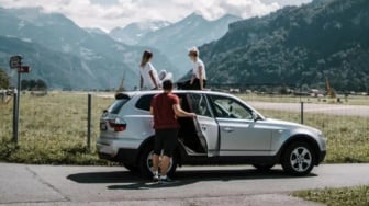 5 Mobil Hybrid Terbaik 2025: Solusi Irit untuk 'Road Trip' Keluarga
