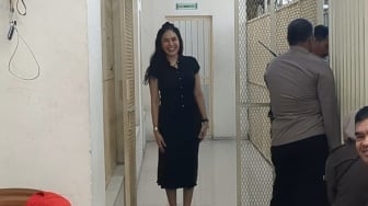 Sambut Sidang Vonis, Nikita Mirzani Pamer Senyum Lebar Sambil Acungkan Jempol